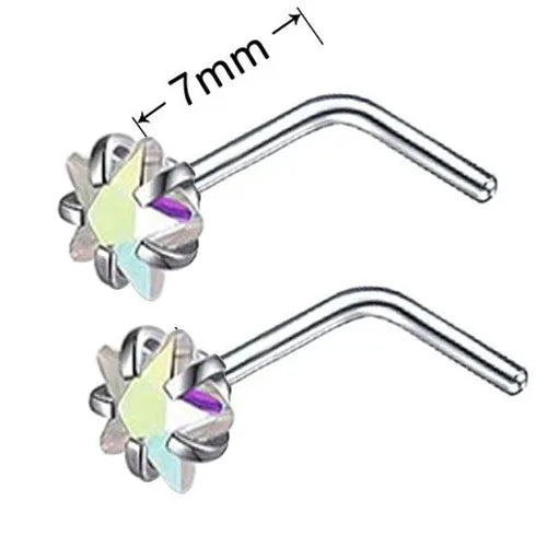 Un par de pendientes en forma de L de acero inoxidable con un diseño en forma de estrella.
