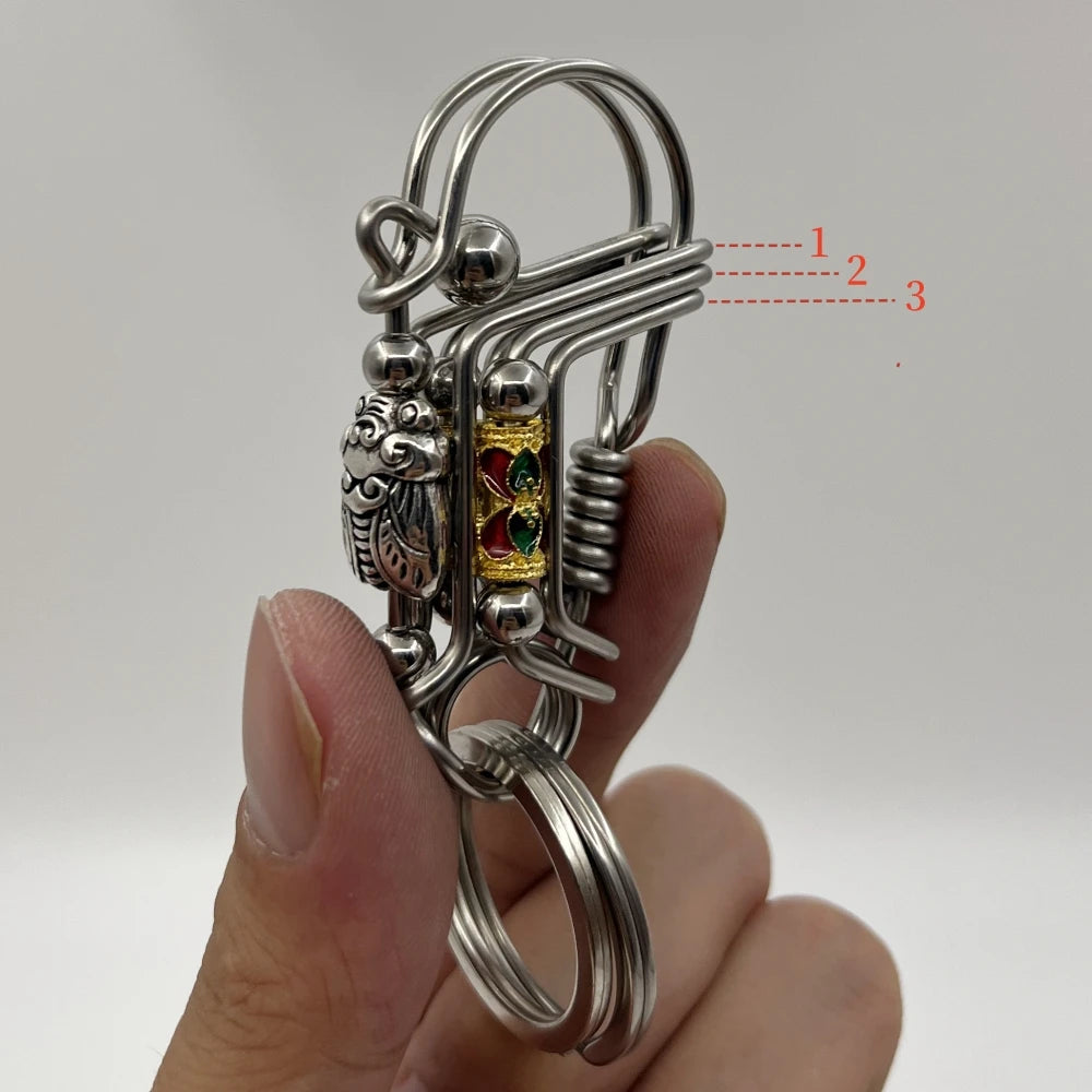 Clé mécanique en acier inoxydable avec une tête de lion et des éléments décoratifs.