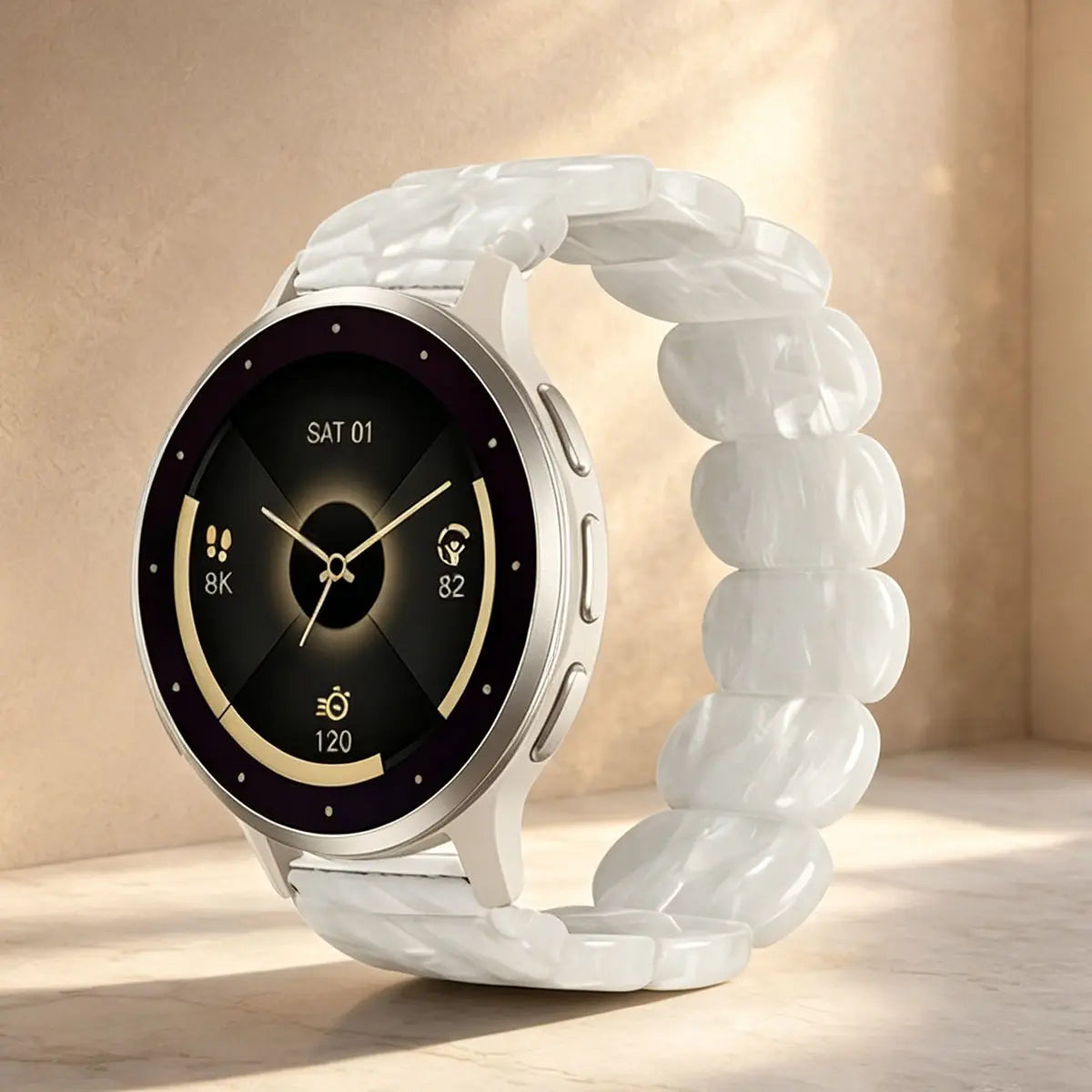 Un bracelet de montre en marbre blanc est affiché à côté d'un cadran numérique montrant SAT 01 et le niveau de batterie.