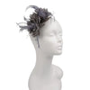 Diadème fascinateur élégant avec des plumes gris foncé et argenté sur un mannequin.