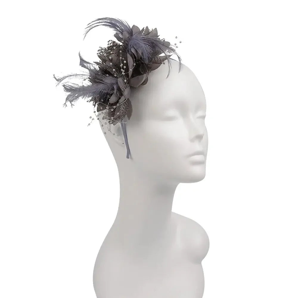 Diadème fascinateur élégant avec des plumes gris foncé et argenté sur un mannequin.