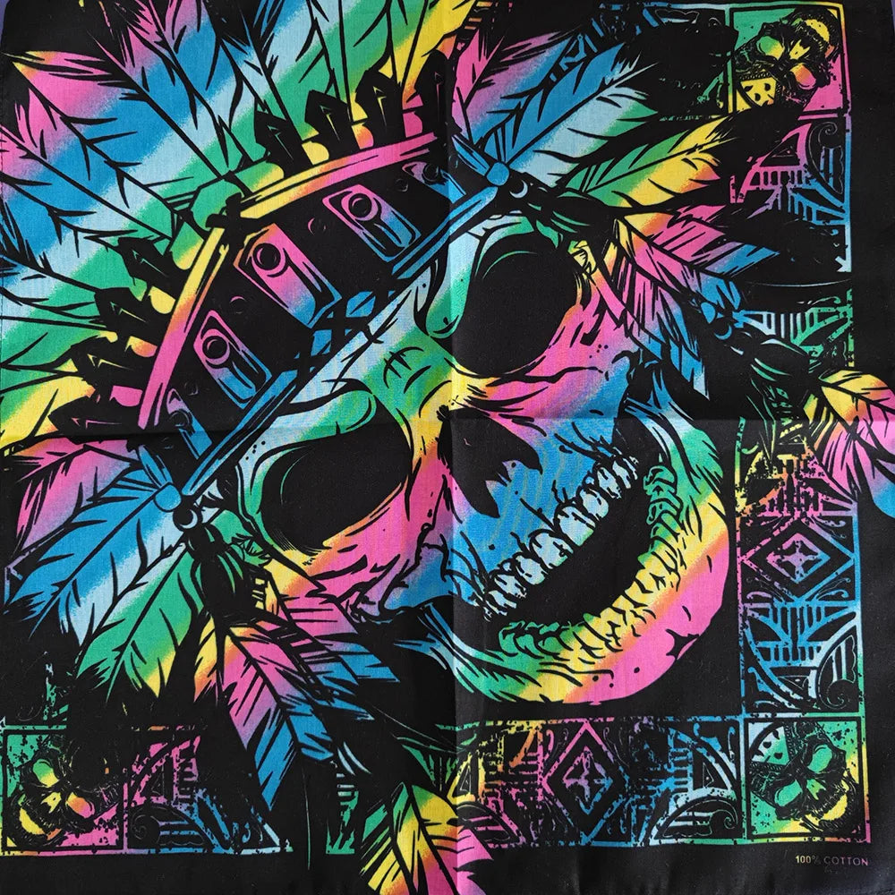 Calavera psicodélica vibrante impresa en tela negra, probablemente una bandana o bufanda.