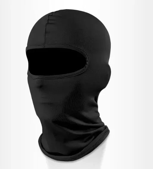 Balaclava de refroidissement tactique noire portée sur un mannequin.