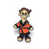 Une épingle émail avec un personnage souriant et caricatural aux cheveux brun-roux et une tenue orange.