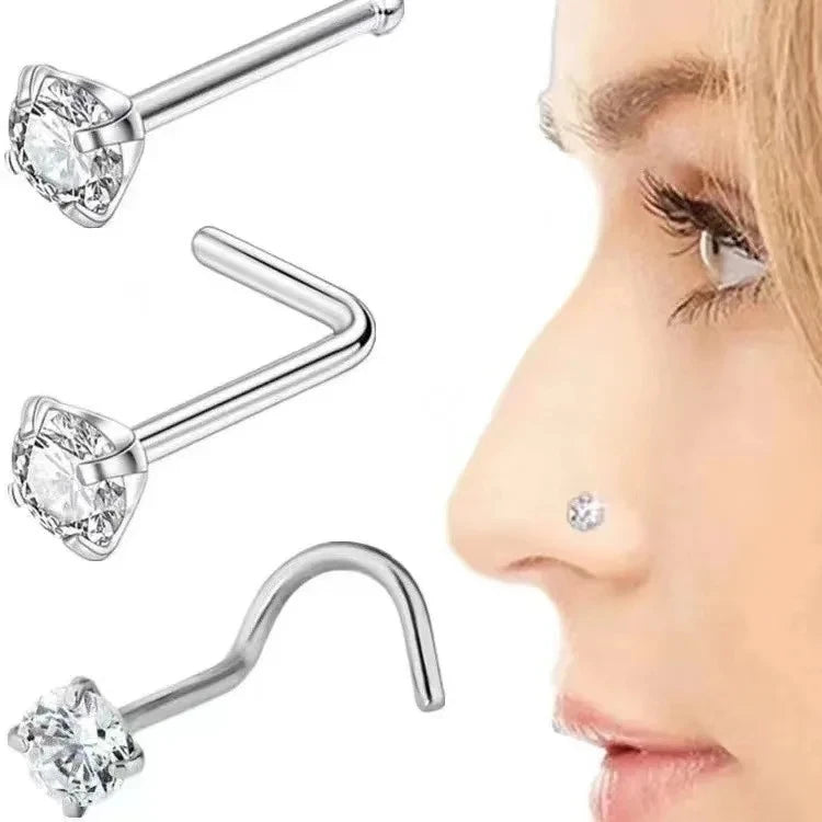 Primer plano de piercings de nariz en forma de L de acero inoxidable y un piercing en la nariz de una mujer.