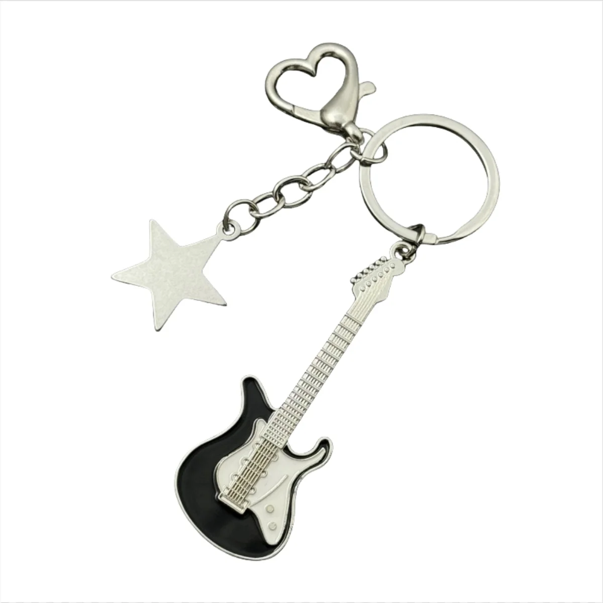 Clé portante en forme de guitare argentée avec un charm cœur et étoile, représentant une guitare électrique noir et blanc.