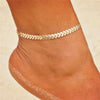 Goldiges Vintage-Schmetterlingsherz-Anklet-Set, getragen am Knöchel.