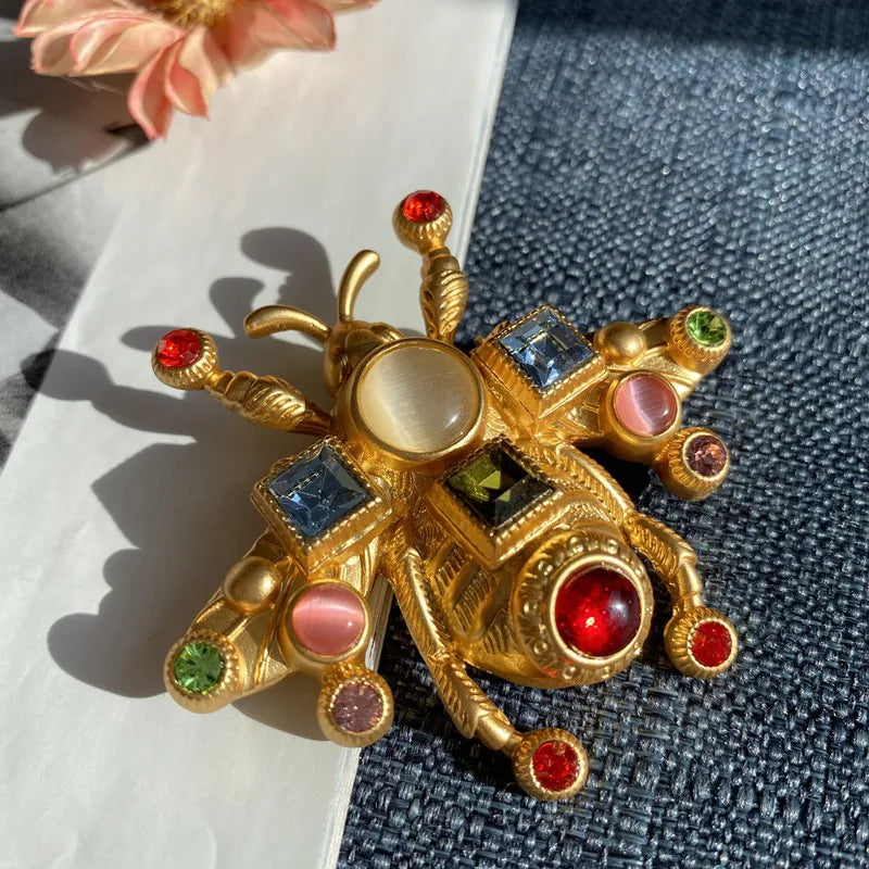 Broche abeille baroque dorée avec diverses gemmes colorées