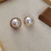 Un ensemble de collier et boucles d'oreilles en strass élégant
