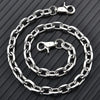 Silberne modische Taillenkette als Accessoire auf dunkler Oberfläche.