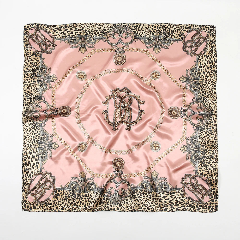 Rosa Seidenschal mit Leopardenmuster und aufwendiger goldener Stickerei.