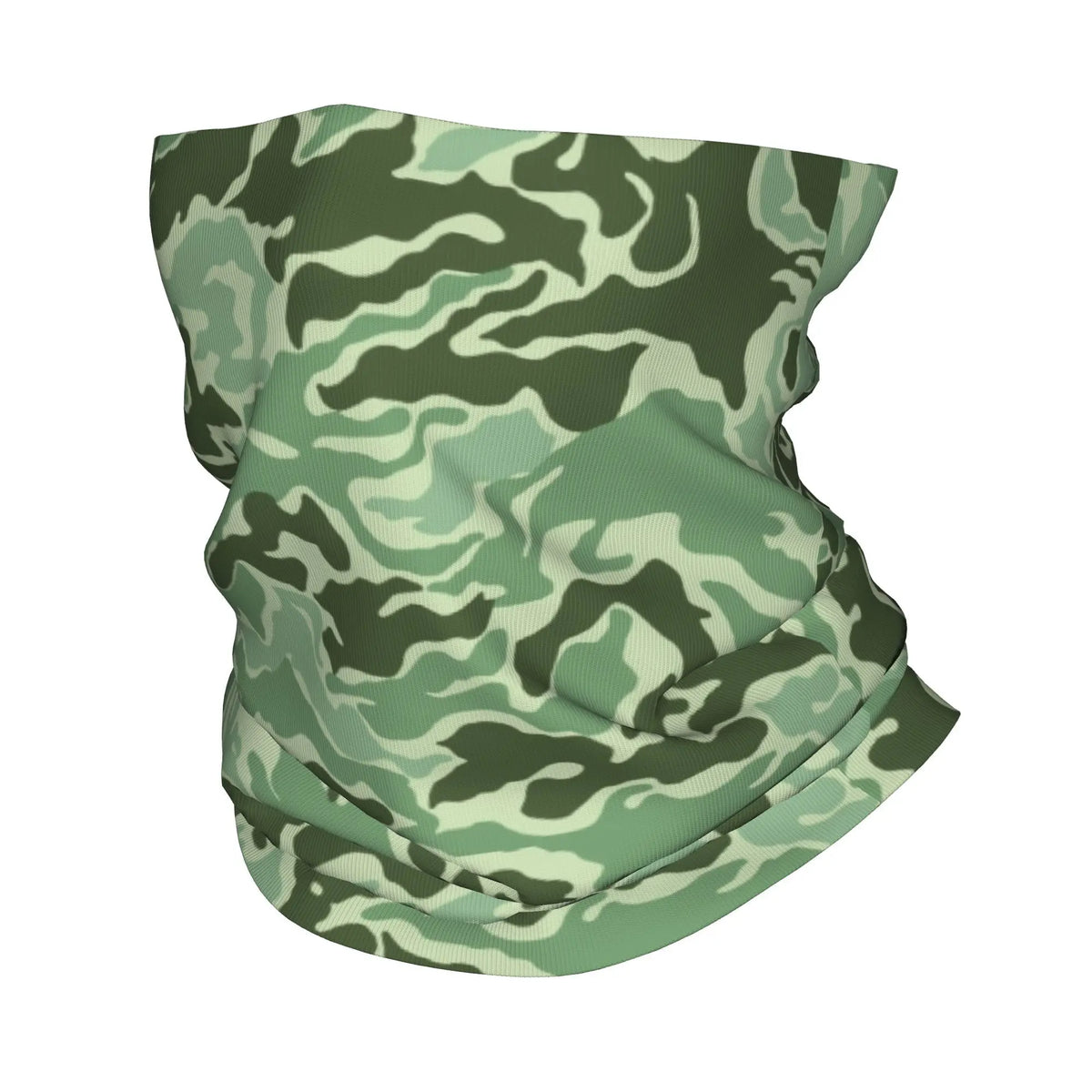 Primer plano de un cuello camuflado en patrones verdes y marrones.