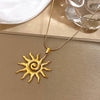 Collier de tournesol spiral plaqué or affiché sur fond neutre.