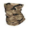 Primer plano de un protector de cuello camuflado color canela y negro usado alrededor del cuello.