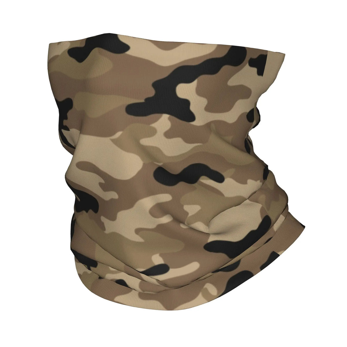 Primer plano de un protector de cuello camuflado color canela y negro usado alrededor del cuello.