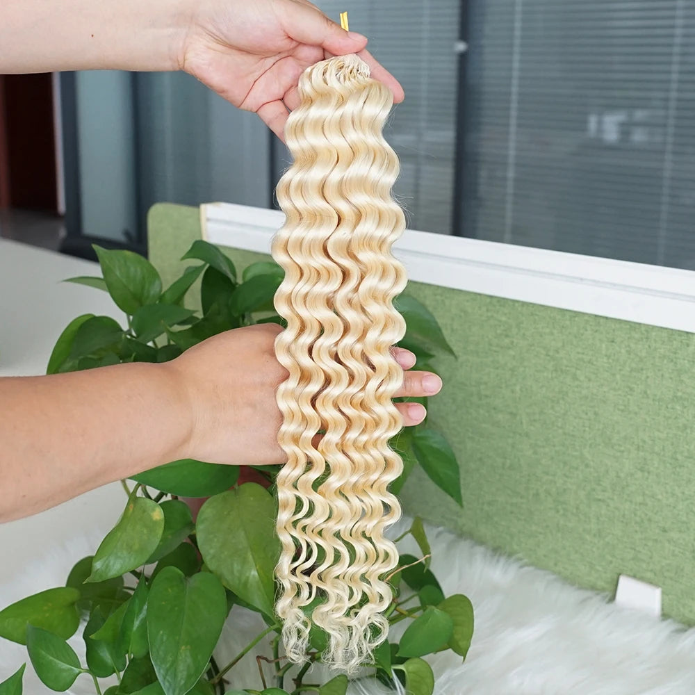 Eine Hand hält ein Bündel blondes, lockiges menschliches Haar zum Flechten.