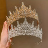 Primer plano de una elegante diadema de tiara nupcial barroca de pedrería, con cristales de oro y transparentes.