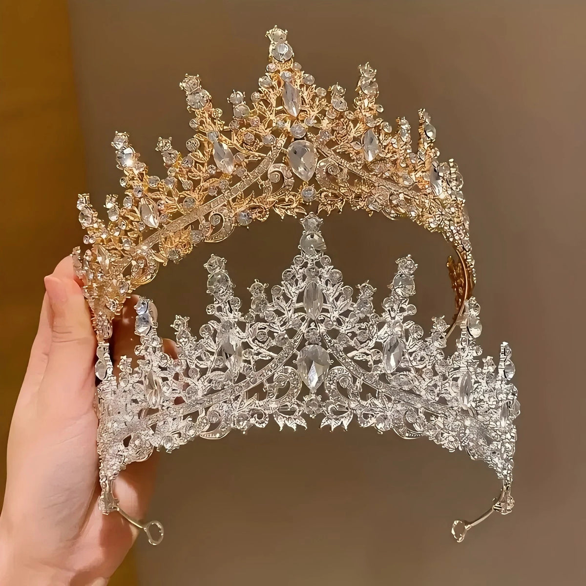 Primer plano de una elegante diadema de tiara nupcial barroca de pedrería, con cristales de oro y transparentes.