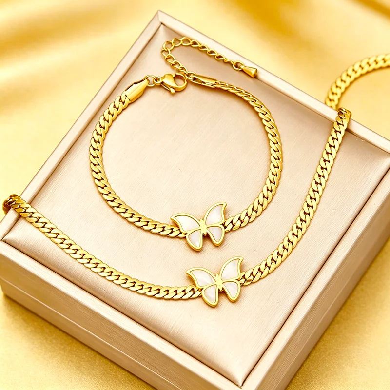 Goldfarbener Edelstahl-Schmetterlingsanhänger- und Armband-Set in einer quadratischen Box.