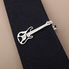 Silber-Titan-Krawattenclip in Gitarrenform, geklemmt auf dunkelblauer Stoff.