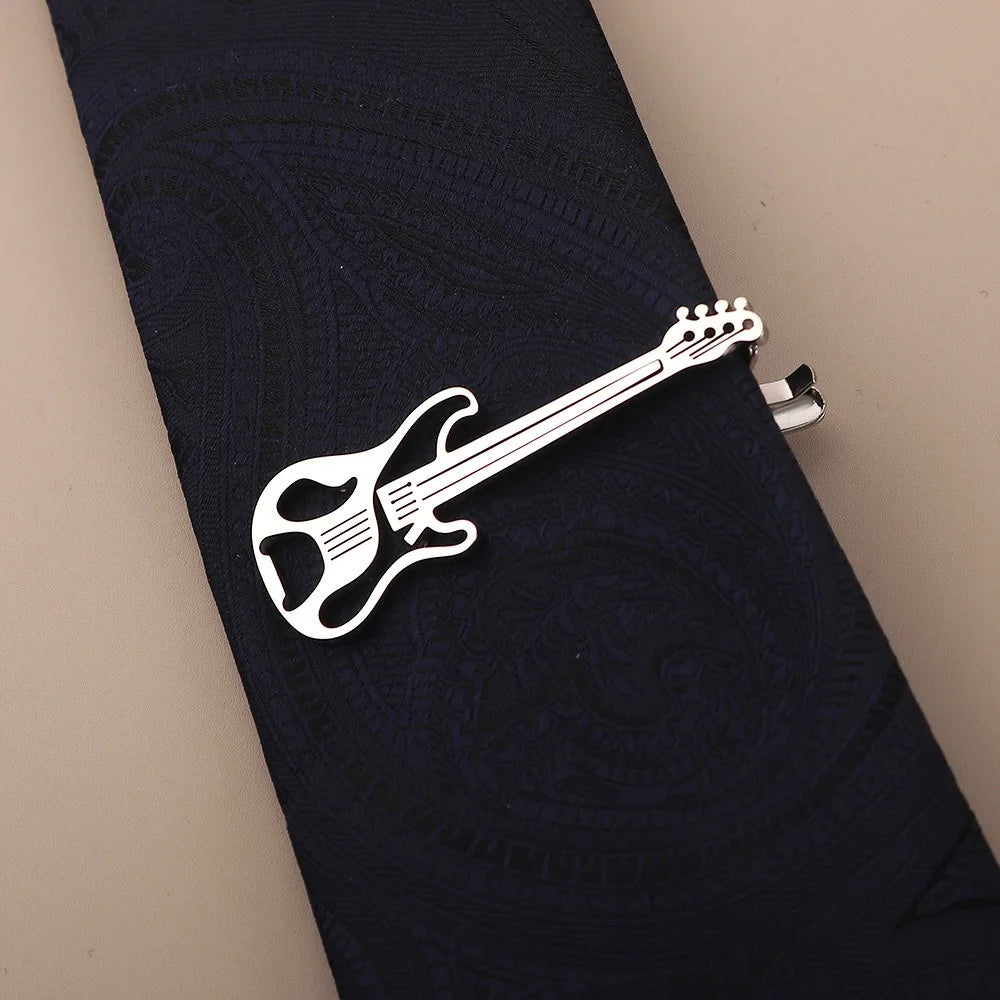 Silber-Titan-Krawattenclip in Gitarrenform, geklemmt auf dunkelblauer Stoff.