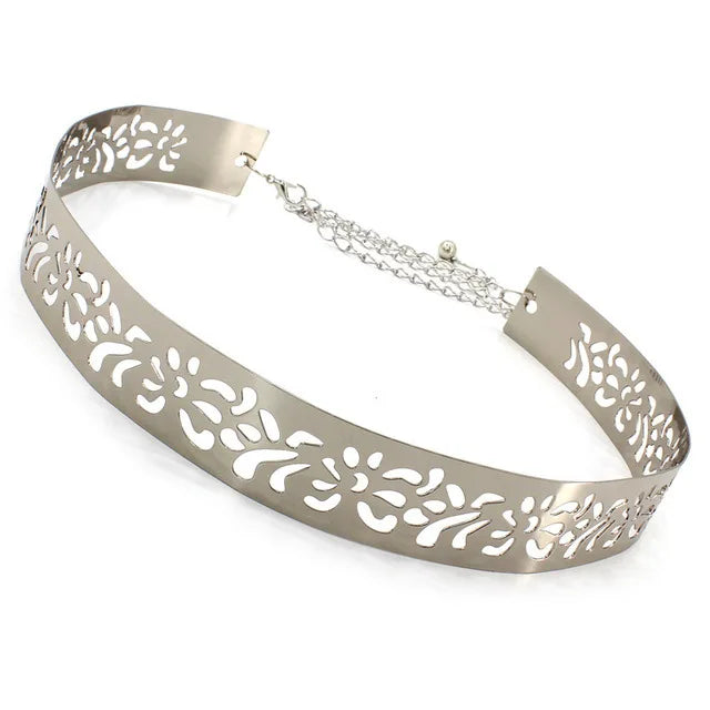 Ceinture métallique décorative argentée avec chaîne ornée et délicate.