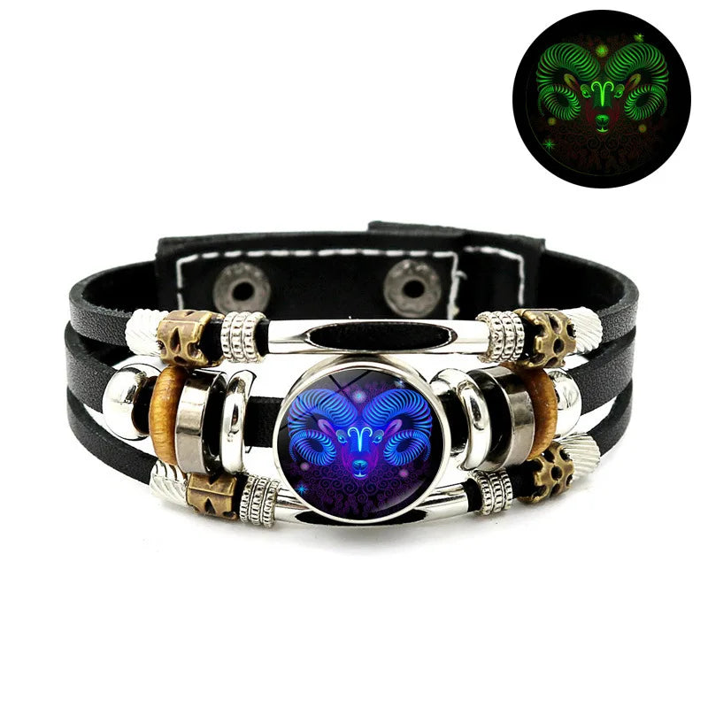 Schwarzes Lederarmband mit silbernen Perlen, goldenen Akzenten und einem blauen Edelstein des Tierkrebs-Zeichens