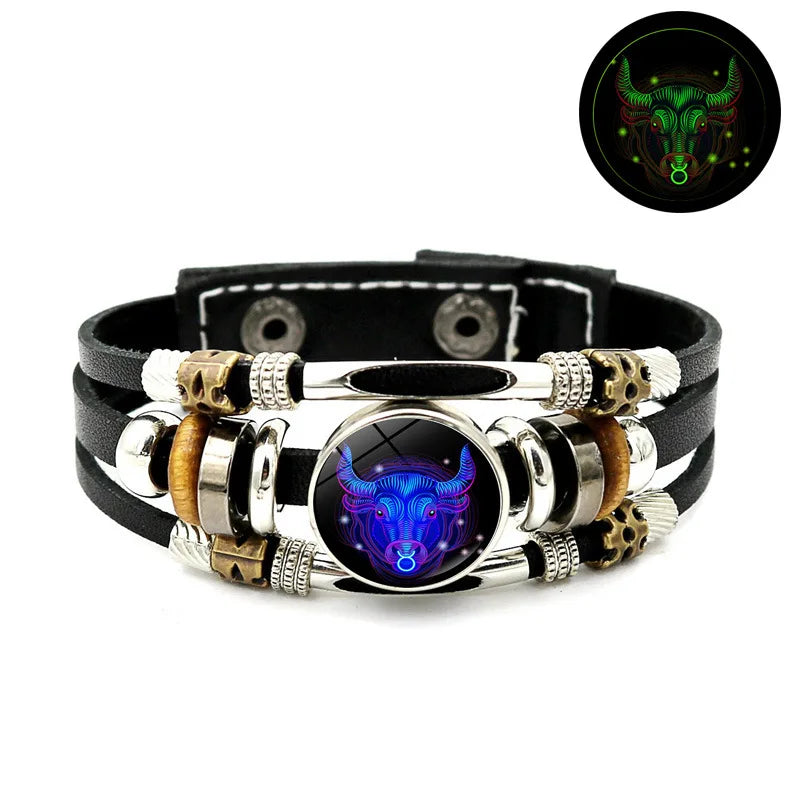 Schwarzes Lederarmband mit silbernem Stierkopf-Anhänger und Perlenakzenten.