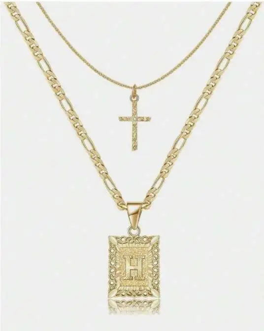 Collier avec pendentif de lettre H et croix en or sur chaîne dorée