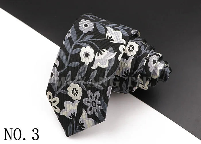 Dunkelgraues und weißes Blumen-Paisley-Männer-Anzugband auf schwarzer Oberfläche.