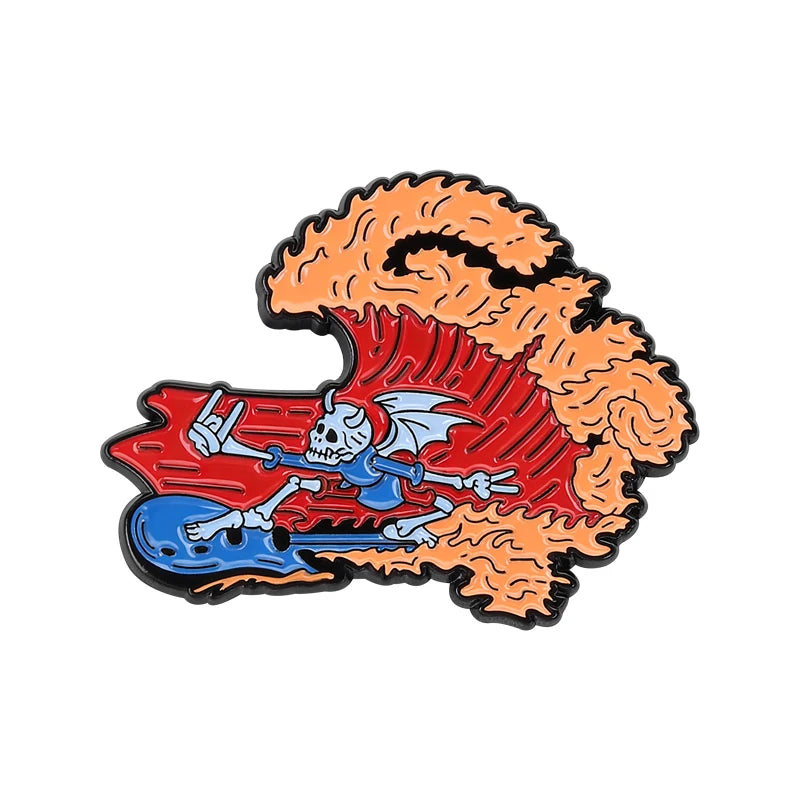 Broche en émail rétro de groupe avec un motif crâne et ailes aux flammes orange et noires.