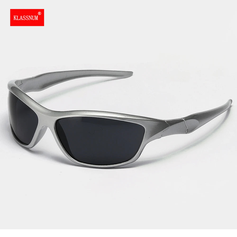 Silbergerahmte Sonnenbrille mit dunklen Linsen und Vintage Y2K Punk-Design