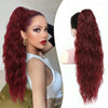 Une femme montre de longues extensions de cheveux rouges et vibrantes en queue de cheval.