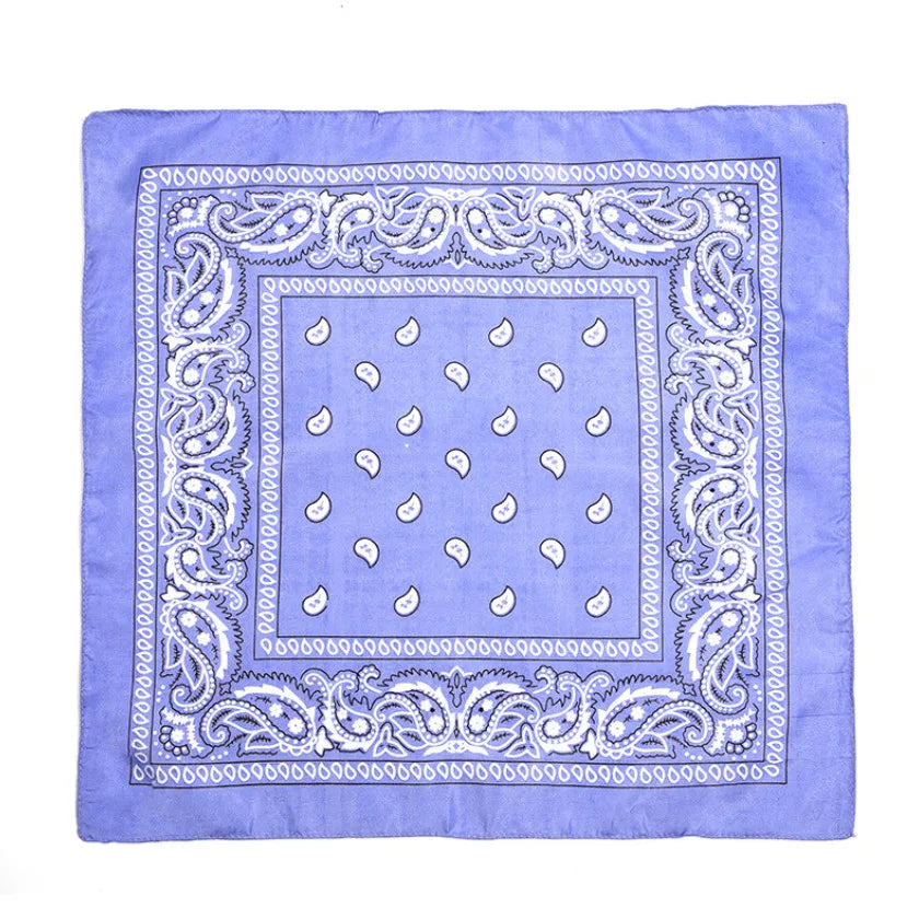 Pañuelo morado con bordado de paisley blanco intrincado y un patrón floral central.