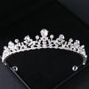 Tiara et couronne en strass de cristal, accessoire de cheveux, sur une surface sombre.