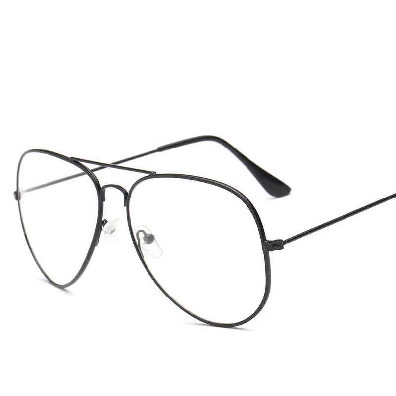 Lunettes avec monture dorée rétro et branches métalliques fines sur fond blanc