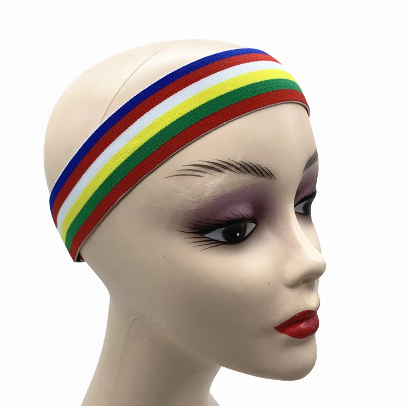 Una cabeza de maniquí muestra una banda elástica ajustable con rayas rojas, blancas y verdes en la frente.