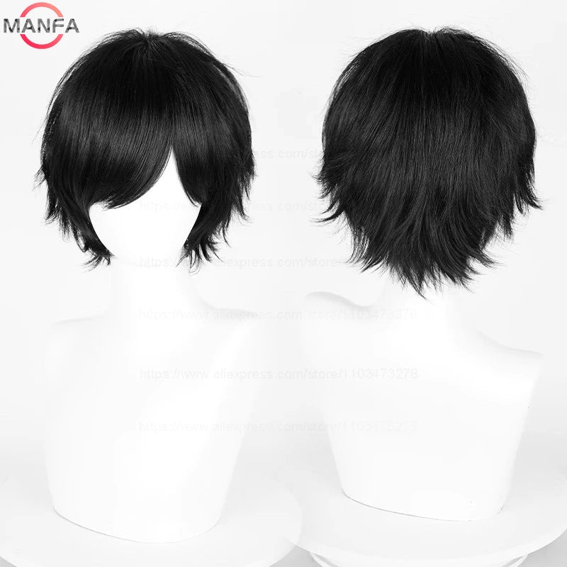 Un par de pelucas cortas y capas negras exhibidas en un maniquí de cabeza blanca.