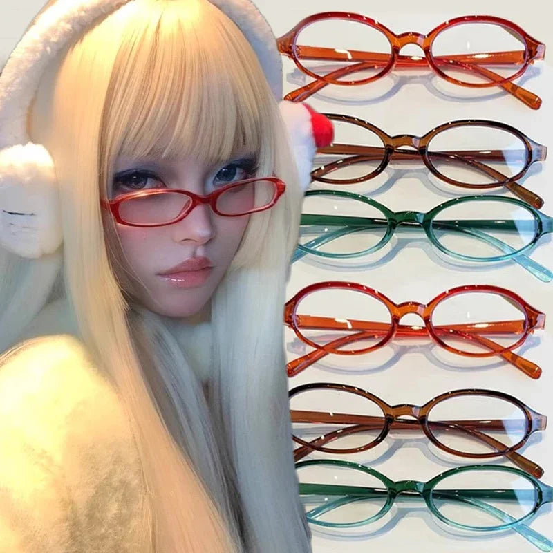Gros plan sur une personne portant des lunettes ovales rétro Y2K aux tons orange, marron, vert et transparentes.