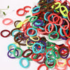 Große Packung bunter elastischer Haarbänder in verschiedenen Farben wie rot, grün, blau und lila.