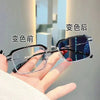 Une paire de lunettes de lecture photochromiques noires, montrant avant et après le traitement, tenue par une main.