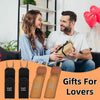 Cuatro cinturones elásticos negros y color arena para regalos de amantes, exhibidos sobre un fondo naranja.