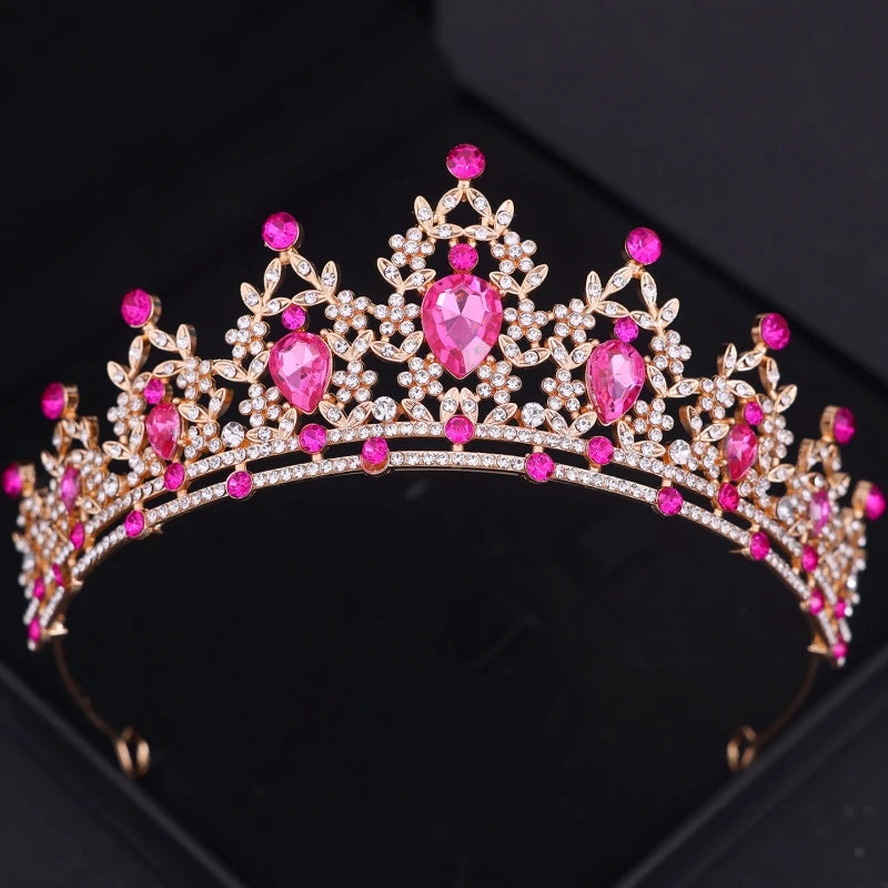Tiara diadème en cristal doré avec des gemmes roses et claires.