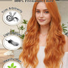 Una mujer modela una larga peluca naranja ondulada hecha de fibra premium, destacando su ligereza y la calidad del cabello sa