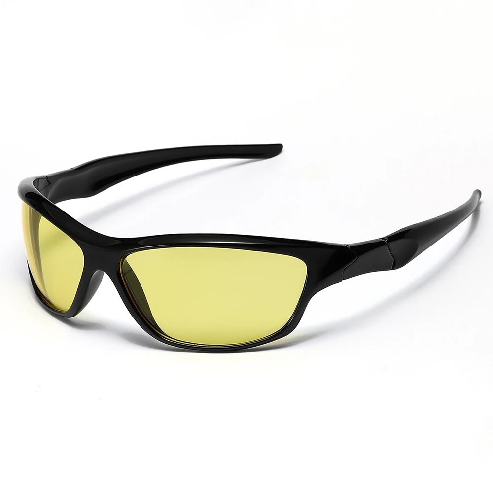 Schwarze Sonnenbrille mit gelben Linsen und schwarzen Rahmen von der Seite
