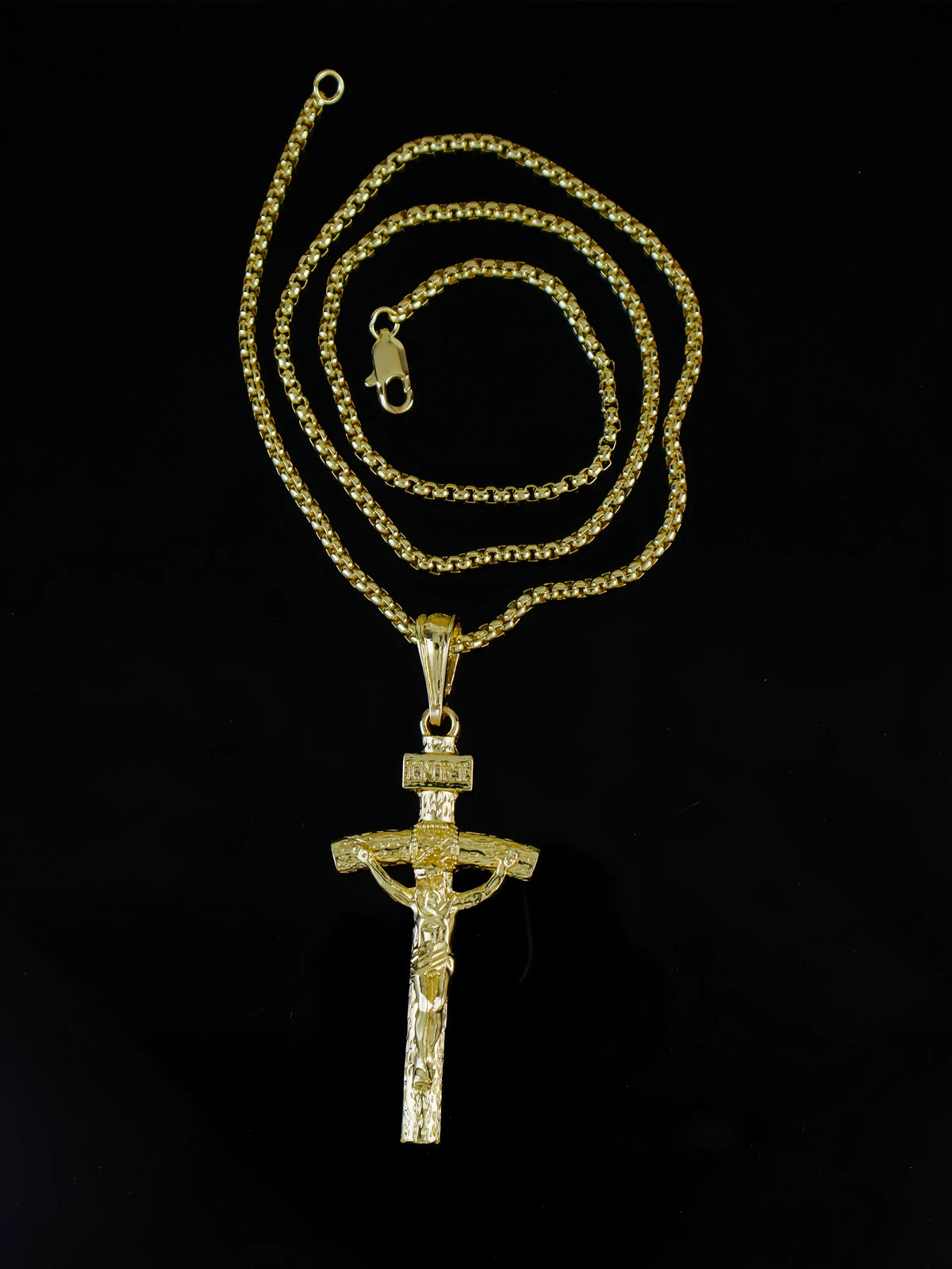 Goldplattiges Jesus-Kreuz-Anhänger-Halskette mit detailliertem Kreuz und Goldperlenkette.