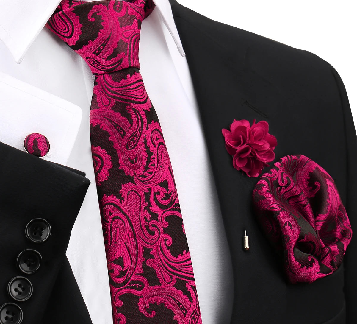 Nahaufnahme einer eleganten Herrenkrawatte mit rosa-schwarzem Paisley-Muster, schwarzem Sakko und weißem Hemd.