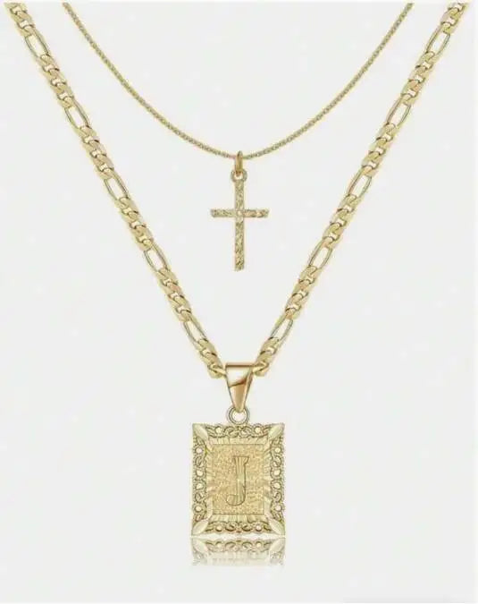 Collier lettre J en or avec un pendentif croix sur une chaîne délicate