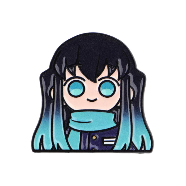 Broche de esmalte anime con personaje de cabello oscuro, ojos azules brillantes y bufanda azul claro