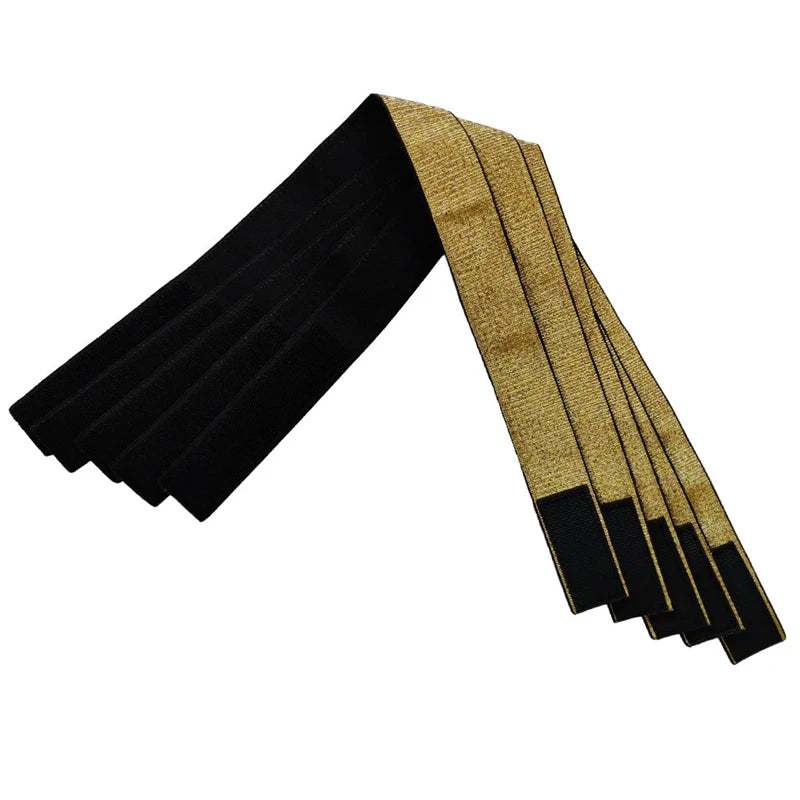 Un juego de bandas elásticas ajustables negro y dorado para los bordes de pelucas, mostradas en diagonal.